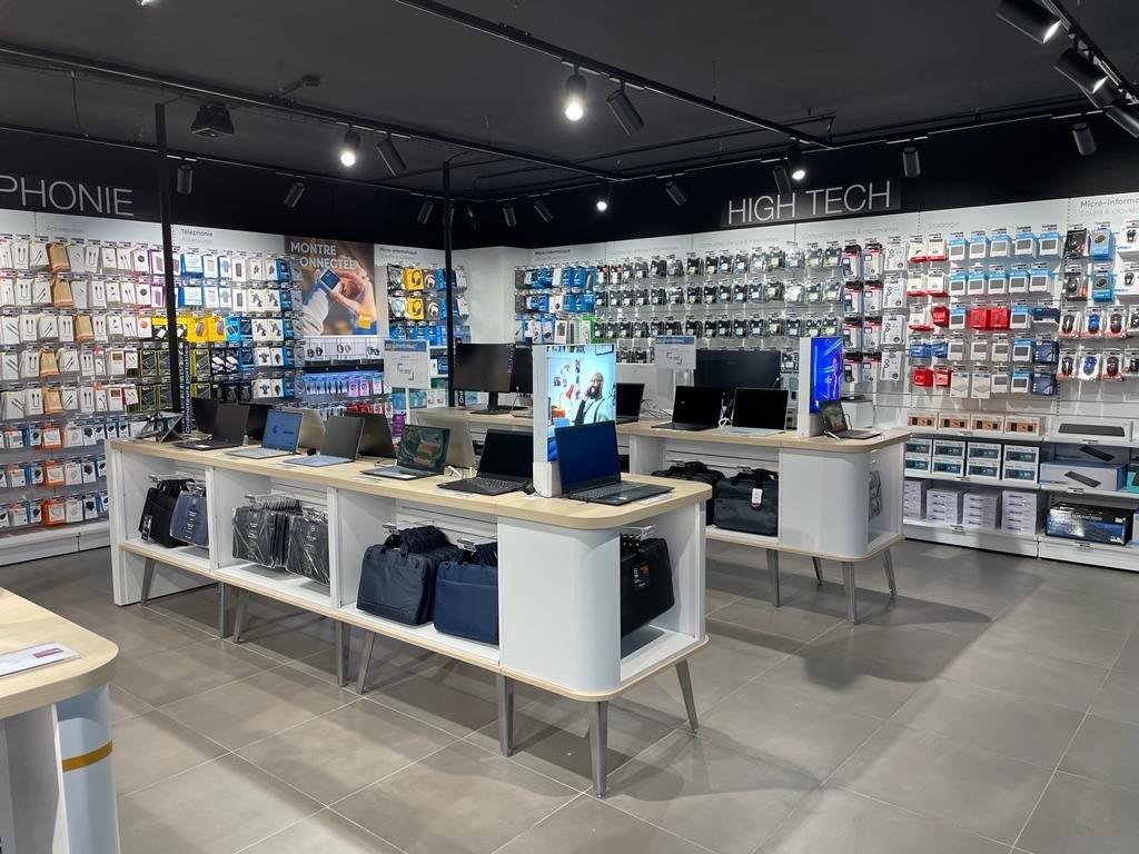 Rayon de magasin à la fnac équipé de plusieurs luminaires. 