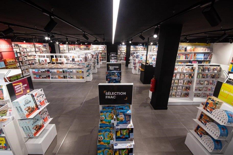 Rayon de magasin à la fnac équipé de plusieurs luminaires. 