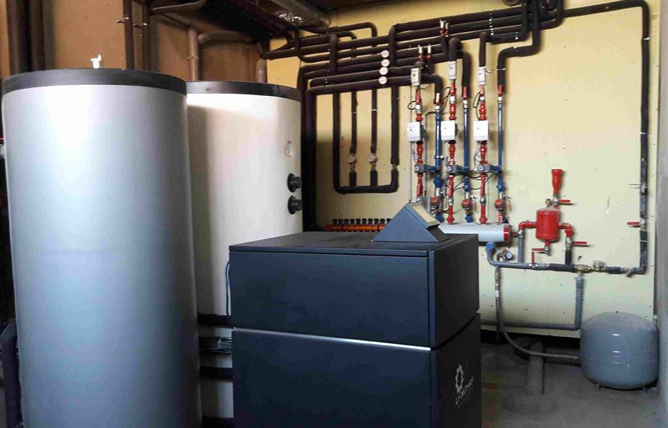Installation de chaufferie avec grands ballons d’eau chaude Li-Mithra et collecteurs de distribution.