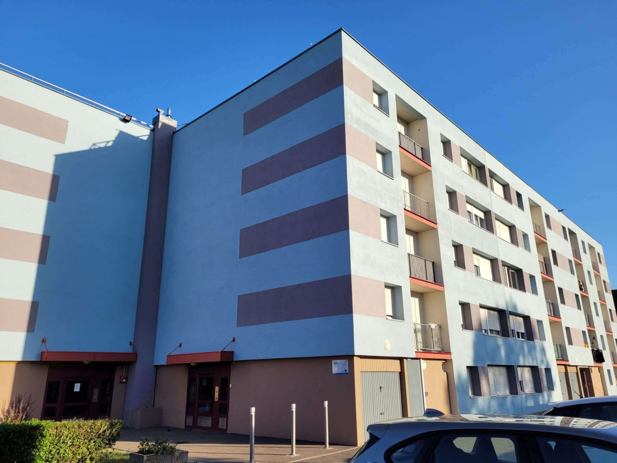 Immeuble résidentiel moderne à plusieurs étages vu en extérieur, équiper des panneaux solaires hybrides Li-Mithra.