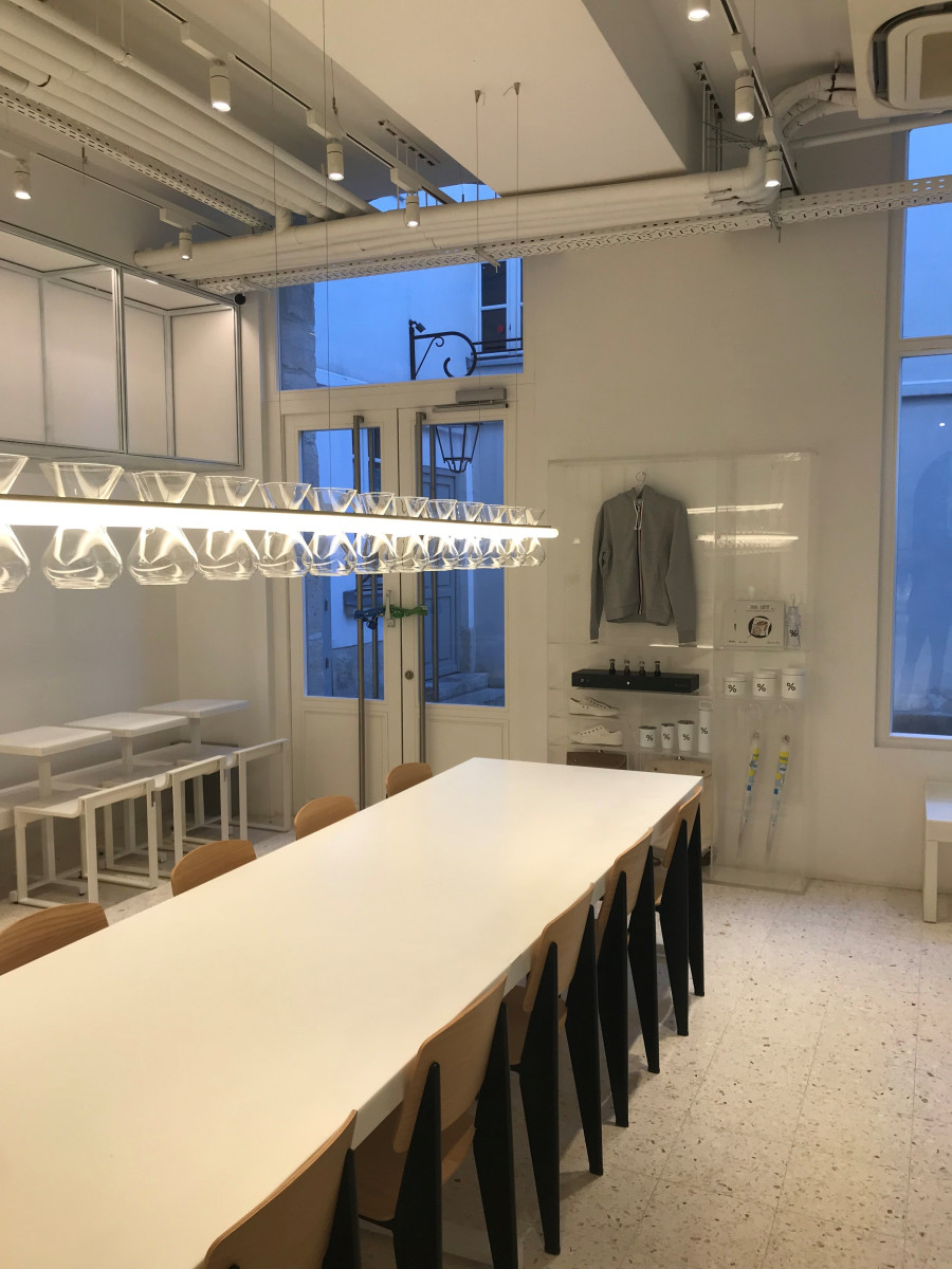 Cuisine moderne et lumineuse. Table en verre avec luminaires modernes suspendus au-dessus du plan de travail. Lumière blanche.