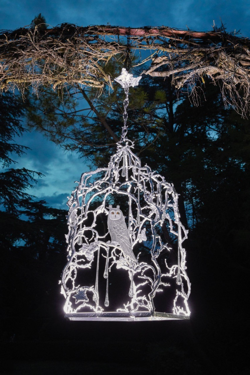 Lustre argenté artistique suspendu, composé de plusieurs lumières, avec un hibou au centre.