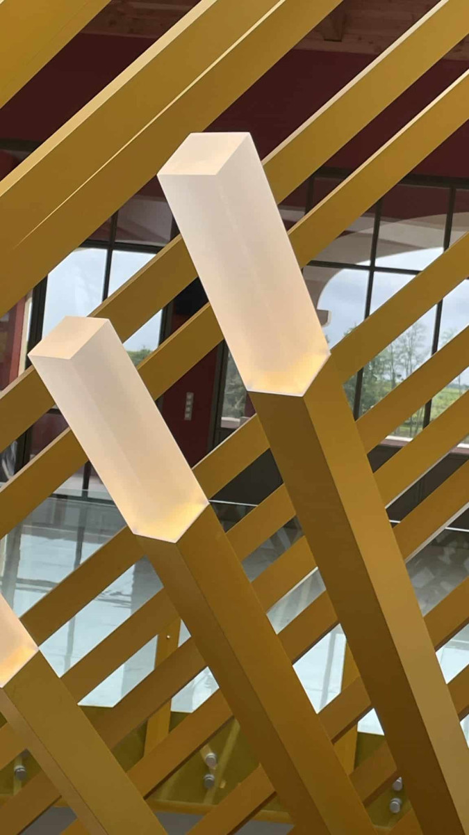 Gros plan sur les luminaires décorant l'escalier en colimaçon.