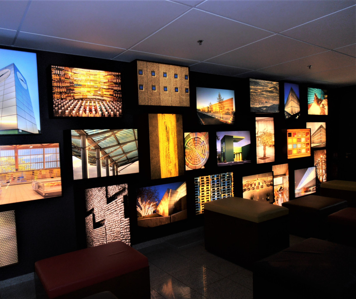 Mur d’exposition composé de plusieurs tableaux lumineux dans un musée.