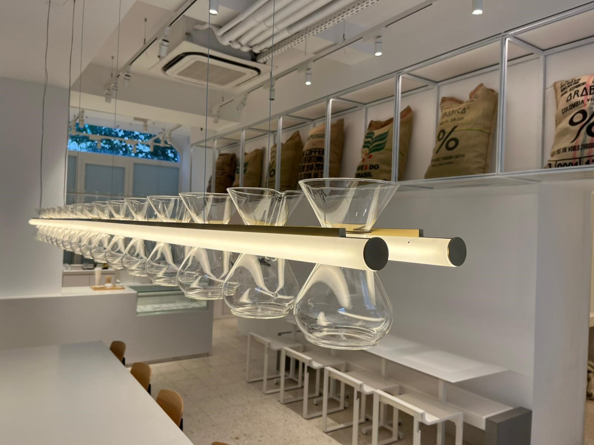 Luminaires modernes avec des bandeaux de LED. 