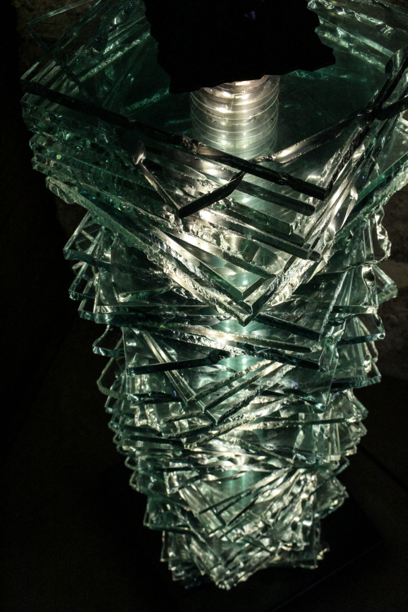 Luminaire composé de multiples couches de verres, avec un rendu artistique. 