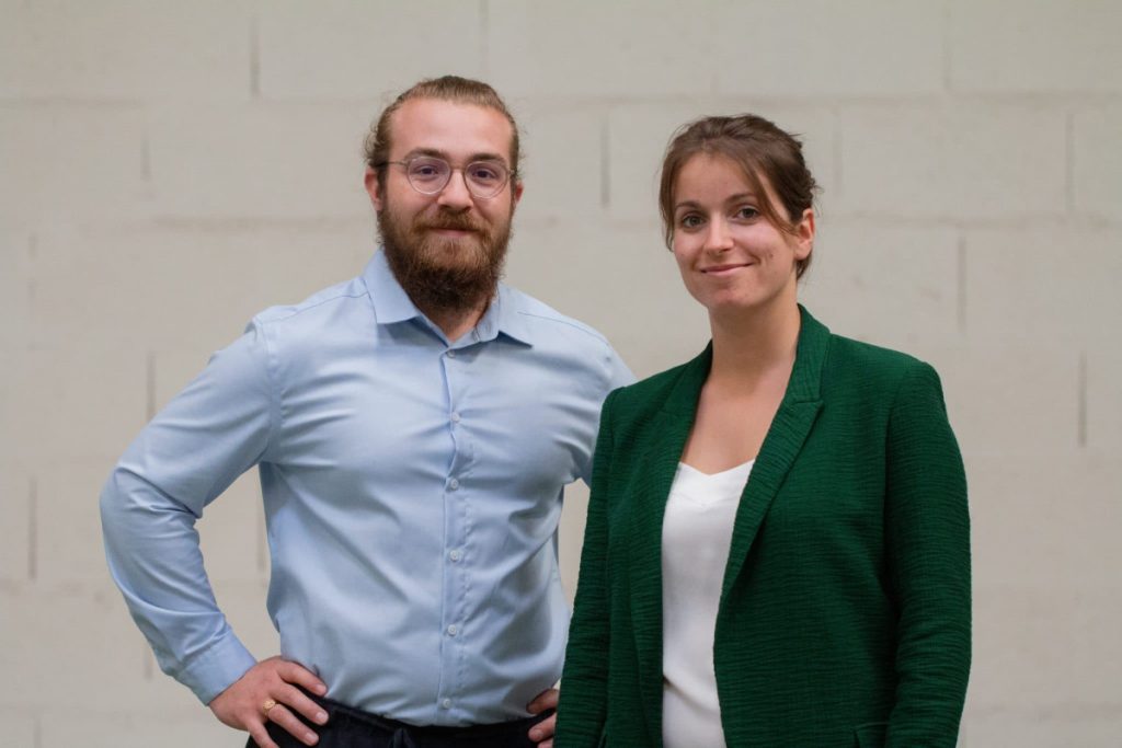 Photo de Gauthier DIETSCHI et Manon FERNANDEZ deux verriers-designer posant ensemble dans un cadre professionnel.