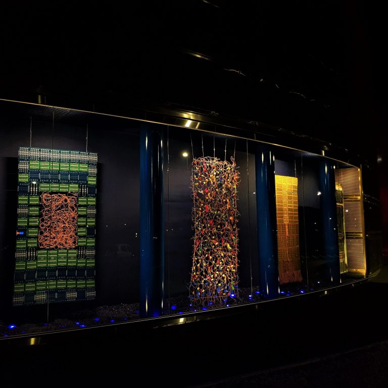 Façade avec un éclairage donnant une ambiance architecturale. 