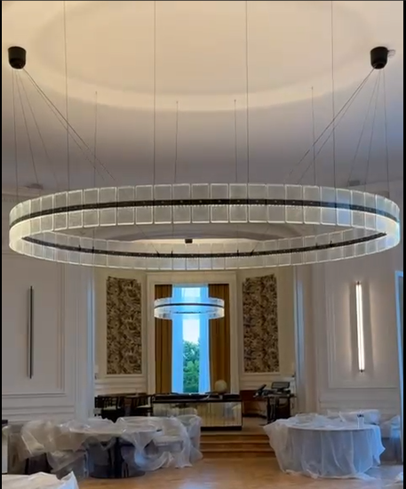 Grand luminaires cylindrique suspendu avec un effet design. 
