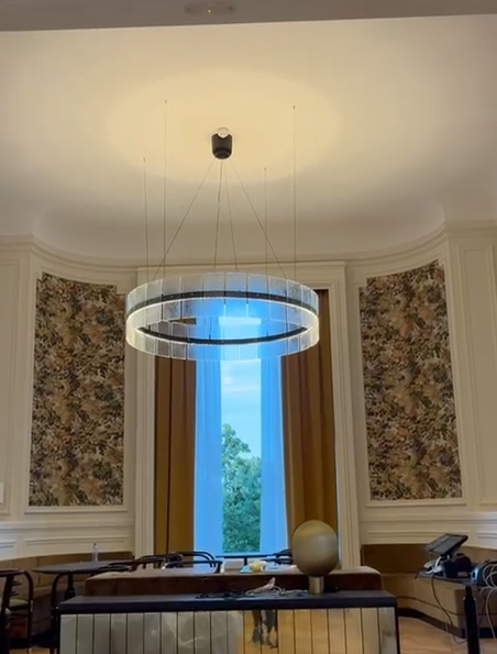 Un luminaires cylindrique suspendu avec un effet design. 